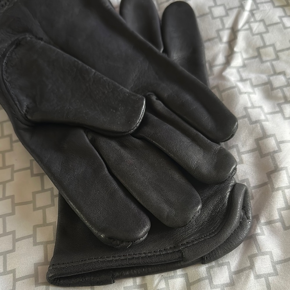 Black Leather Gloves with Classic Design and Stitching Detail - Picture 8 of 9